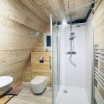 Chalet IOREK, salle de bain. Les Atypiques Chalets à Gerardmer dans les Vosges. Chalet pour 4/5 personnes
