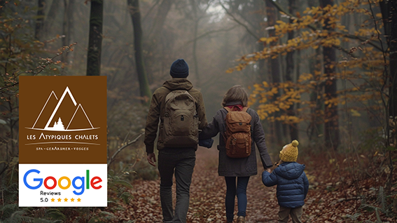 Famille en balade automnale dans les Vosges – Les Atypiques Chalets, près de Gérardmer, avec note Google 5 étoiles.