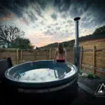 Bain nordique en extérieur aux Chalets Charkhan des Atypiques Chalets au coucher du soleil