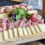 "Plateau gourmand pour raclette avec charcuteries et fromages des Vosges aux Atypiques Chalets"
