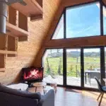 Salon du chalet Aslan avec baie vitrée et vue dégagée sur la nature