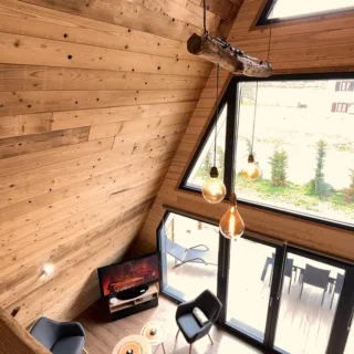 Vue plongeante depuis la mezzanine du salon lumineux du Chalet Charkhan, Atypiques Chalets Gérardmer