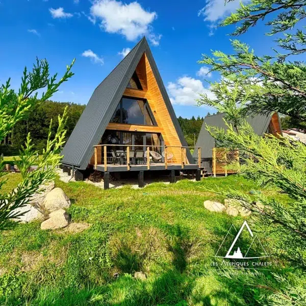 Chalets Charkan – Die perfekte Flucht ins Herz von Gérardmer Chalets Charkan in Gérardmer, mit moderner A-Architektur, umgeben von Grün.