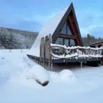 Chalet A-Frame Iorik sous la neige en hiver, terrasse enneigée et forêt vosgienne, à 10 min de Gérardmer