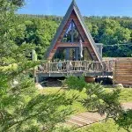 Chalet A-Frame Iorik en été entouré de sapins, location de chalet à 10 km de Gérardmer