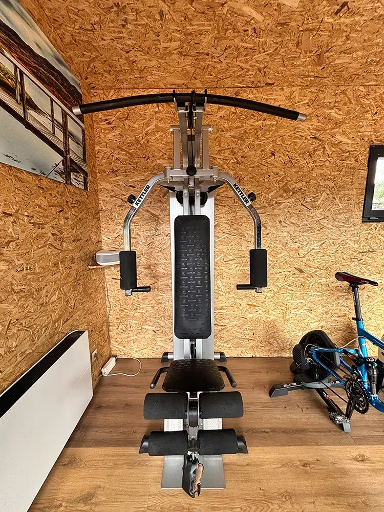 Salle de sport chalet : banc de musculation