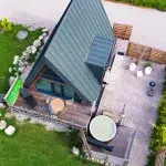 Vue aérienne du chalet A-Frame Iorik et de sa terrasse avec bain nordique privatif, à Barbey-Seroux près de Gérardmer