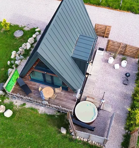 Vue aérienne du chalet A-Frame Iorik et de sa terrasse avec bain nordique privatif, à Barbey-Seroux près de Gérardmer
