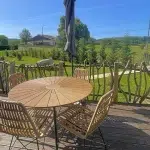 Terrasse du chalet Iorik : table et chaises face à la campagne vosgienne, location de chalet près de Gérardmer