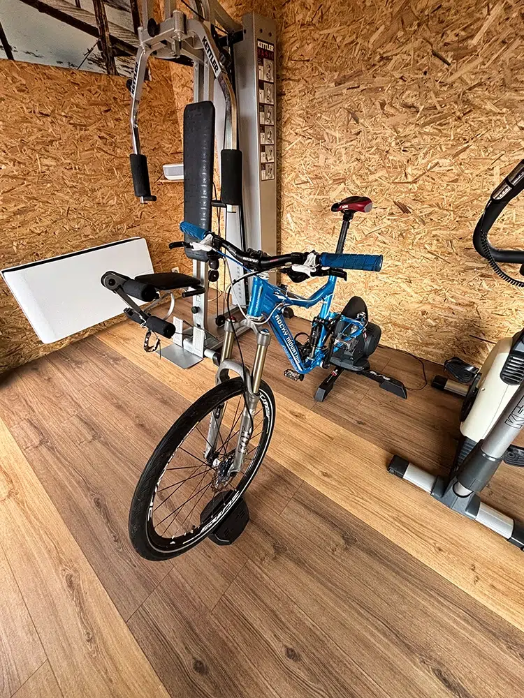 Vélo connecté dans la salle de sport d'un chalet, Vosges
